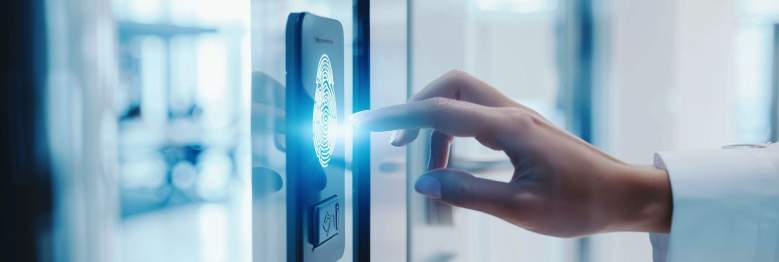 Die Vergabe von Zutrittsberechtigungen ist ein entscheidendes Element, um die Sicherheit von Unternehmensressourcen und sensiblen Informationen zu gewährleisten